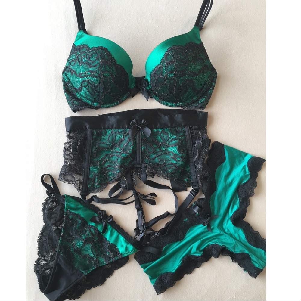 NWOT VS 4 Piece Set GreenBlack Lace 34C/S Lingerie
